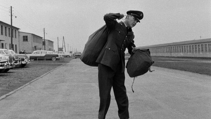 Einquartierung in der Kaserne: Elvis Presley im Oktober 1958 bei seinem Antritt zur 17-monatigen Dienstzeit als wohl berühmtester G.I. im hessischen Friedberg.