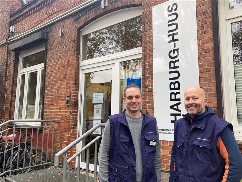 Einrichtungsleiter Thorben Goebel-Hansen (links) und Lars Gerber vor der Obdachlosenunterkunft Harburg-Huus. Foto: DRK