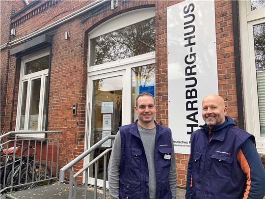 Einrichtungsleiter Thorben Goebel-Hansen (links) und Lars Gerber vor der Obdachlosenunterkunft Harburg-Huus. Foto: DRK