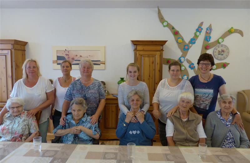 Einrichtungsleiterin Angelika Haack (links) und ihre Mitarbeiterinnen mit einigen Besucherinnen aus der Mittwoch-Gruppe : In der Tagespflege ist Zeit für Zuwendung, Nähe und eine fröhliche Gemeinschaft. Fotos Eidtmann