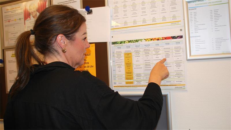 Temperaturen bis 35 Grad: Wie sich ein Seniorenheim in Apensen wappnet Einrichtungsleiterin Marleen Preuß zeigt den auf Hitze umgestellten Speiseplan mit leichter Kost.