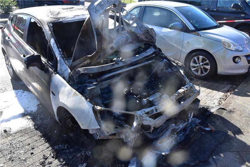 Feuerteufel in Stade unterwegs: Wieder brennen zwei Autos Eins der ausgebrannten Autos in Stade-Hahle. Foto: Polizei