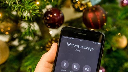 Einsam in der Weihnachtszeit? Nicht der einzige Grund, warum Menschen bei der Telefonseelsorge anrufen. Foto: picture alliance/dpa