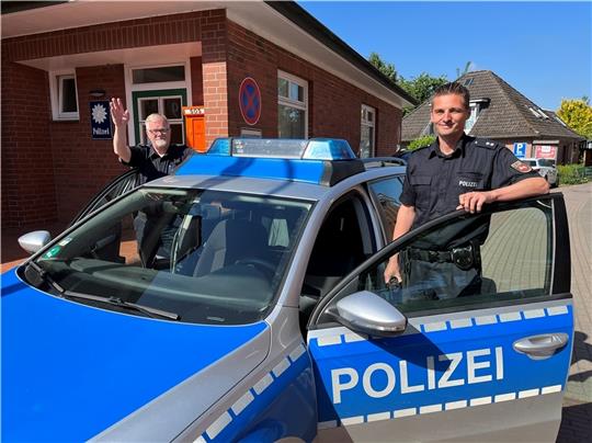 Einsatz: Jan Dohrmann und Torben Kubik steigen in den Streifenwagen vor der Polizeistation Steinkirchen (von links). Foto: Vasel