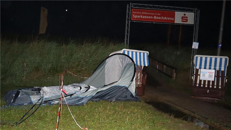 Einsatz an der Beach-Arena am Strand von Duhnen: Der Zeltplatz wird evakuiert, bevor die Feuerwehr ihn absperrt. 
