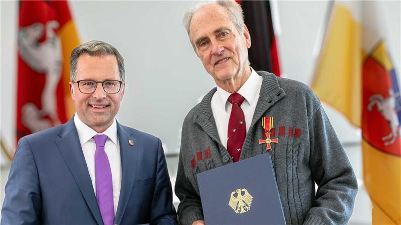 Einsatz für Störche: Gert Dahms (rechts) erhielt 2024 von Landrat Kai Seefried das Bundesverdienstkreuz am Bande