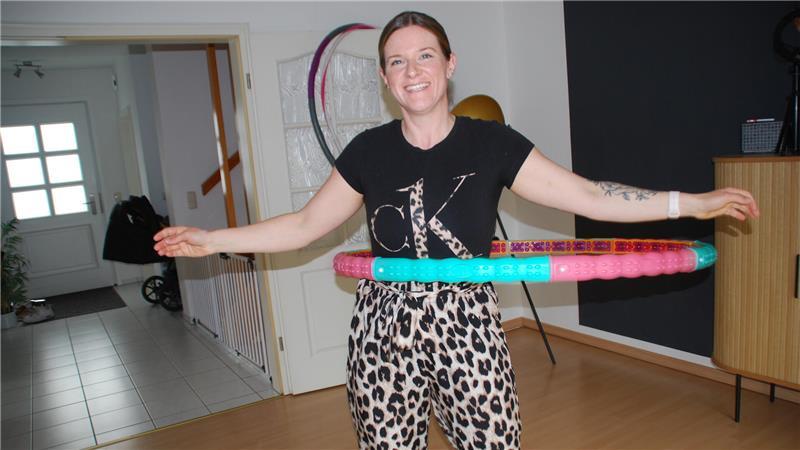 „Fühlte mich nicht mehr wohl“: Apenserin wird mit Diät zur Influencerin Einsatz für die Bauchmuskeln: Melanie Cohrs beim Hula-Hoop-Training in ihrem Wohnzimmer in Apensen.