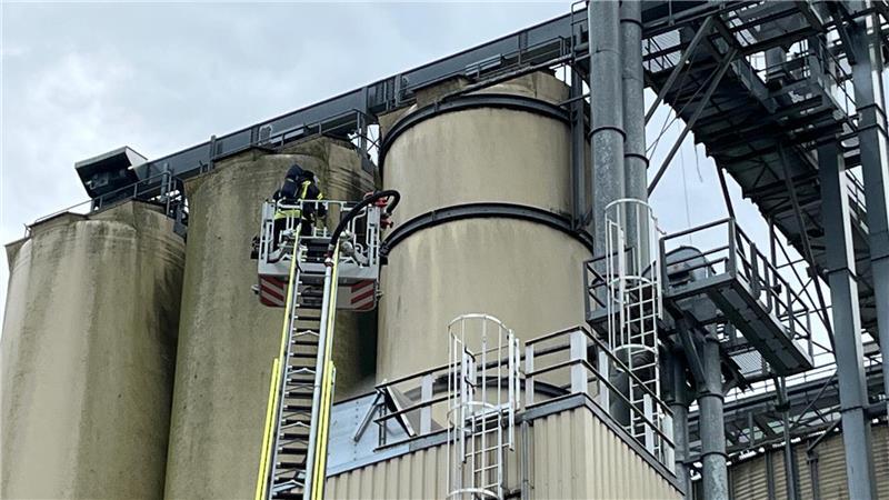 Extrem-Regen und Raisa-Brand: Stader Landwirte in Sorge um Weizenernte Einsatz für die Feuerwehr am Mittwochmorgen beim Brand des Getreidetrockners der Raisa in Apensen.