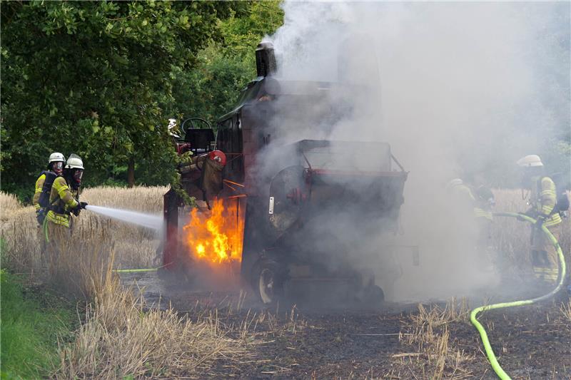 Einsatz für die Feuerwehren Düdenbüttel, Mittelsdorf und Himmelpforten: Ein Mähdrescher war in Brand geraten. Fotos: Rolf Hillyer-Funke/Feuerwehren Samtgemeinde Oldendorf-Himmelpforten