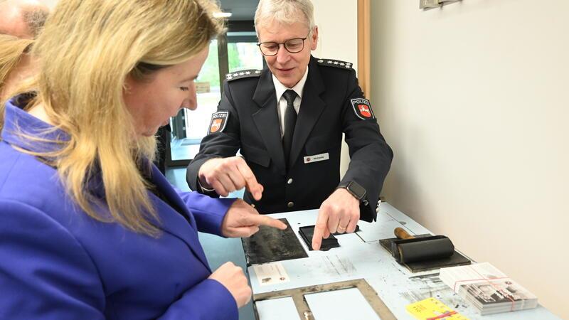 Das ist eine politische Sensation: Birgit Butter aus Buxtehude will in den Bundestag Einsatz im Wahlkreis: Der Leiter des Einsatz- und Streifendienstes der Polizeiinspektion Stade, Ralf Michaelis, nimmt der Vize-Landrätin Birgit Butter (CDU) die Fingerabdrücke ab.