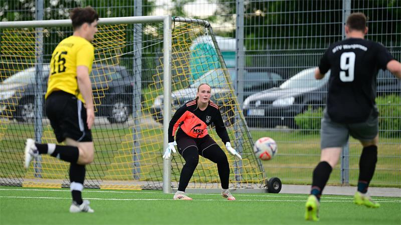 Eine Frau im Herrenfußball: Apensens Aina Kraatz geht ihren eigenen Weg Einsatz in der 3. Kreisklasse: Gegen den MTV Wangersen zeigte Aina Kraatz ihre bisher beste Leistung.