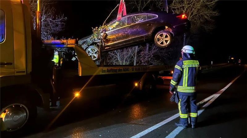 Einsatz und Bergung dauerten an der L111/B495 rund zwei Stunden.