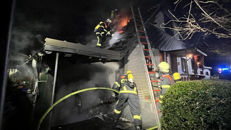 Einsatz unter Atemschutz: Das Feuer frisst sich durch das Dach eines Einfamilienhauses in Osterjork.
