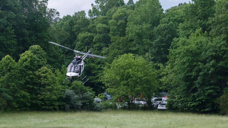 Einsatz von Polizei und Sicherheitskräften in der Nähe der Absturzstelle in Leipers Fork im US-Bundesstaat Tennessee.