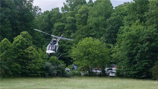 Einsatz von Polizei und Sicherheitskräften in der Nähe der Absturzstelle in Leipers Fork im US-Bundesstaat Tennessee.