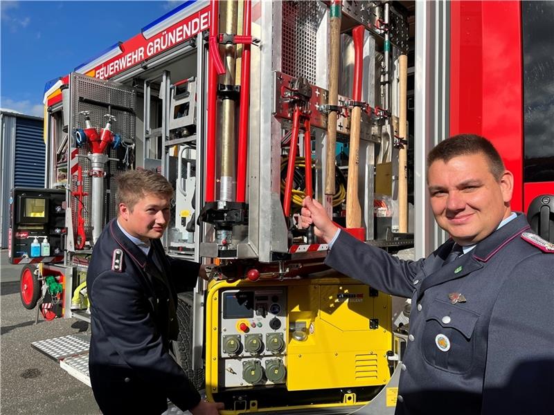 Einsatzbereit: Ortsbrandmeister Jan Gruhn (rechts) zeigt das neue Löschgruppenfahrzeug (LF 10) der Ortsfeuerwehr Grünendeich. Foto: Vasel