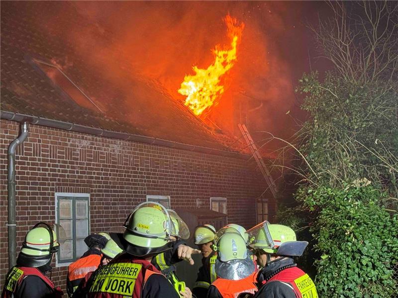 150 Feuerwehrleute retten Altländer Kulturerbe: Chronik der Jorker Feuernacht Einsatzbesprechung: Flammen schlagen aus dem Dach des Baudenkmals.