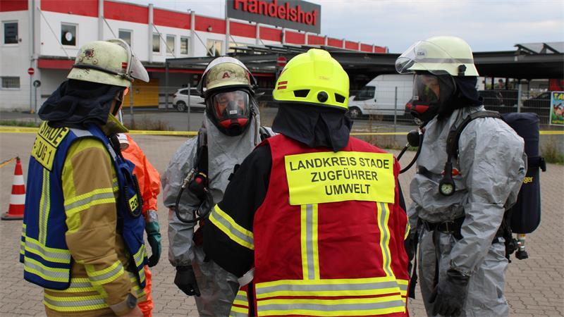 Einsatzbesprechung vor Ort in der Carl-Benz-Straße in Stade-Ottenbeck.