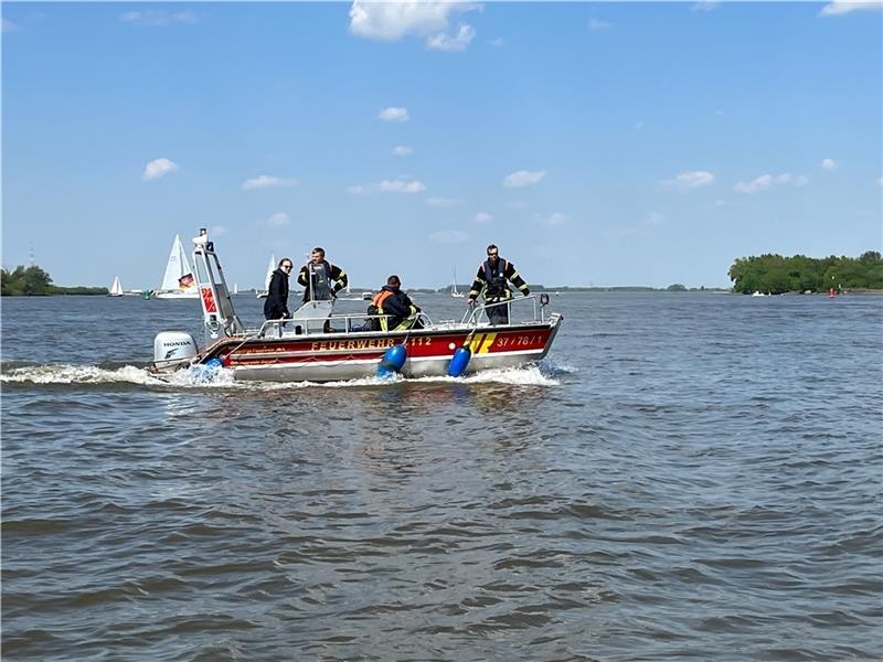 Einsatzboote von DLRG und Feuerwehr (Foto) waren beim Einsatz auf der Elbe vor Borstel und Grünendeich beteiligt. Fotos: Vasel