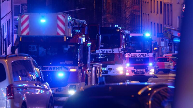 „Mögliche Bedrohungssituation“ in Aachener Klinik Einsatzfahrzeuge der Feuerwehr stehen vor einem Aachener Krankenhaus: Die Polizei ist wegen einer „möglichen Bedrohungssituation“ im Einsatz.