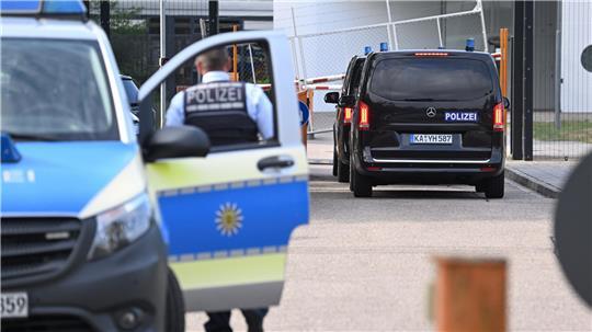 Mossad macht iranischen Kommandeur als Anschlagsplaner aus Einsatzfahrzeuge der Polizei fahren auf das Gelände des Bundesgerichtshofes, wo ein mutmaßlicher Iran-Spion vorgeführt werden soll.
