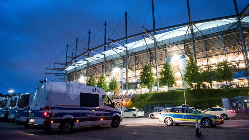 Einsatzfahrzeuge der Polizei stehen vor dem Volksparkstadion in Hamburg (Archivbild).