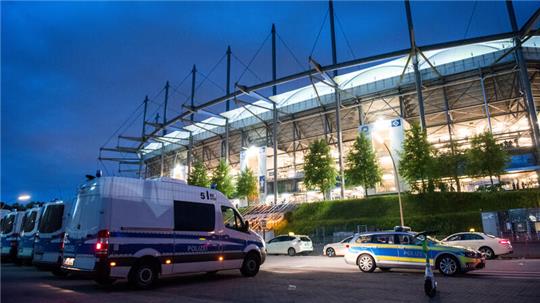 Einsatzfahrzeuge der Polizei stehen vor dem Volksparkstadion in Hamburg (Archivbild).