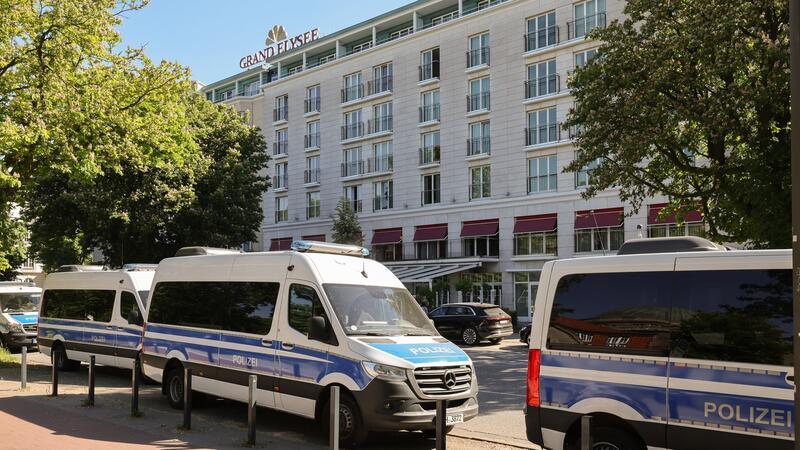 Einsatzfahrzeuge der Polizei stehen vor dem Elysee-Hotel der Familie Block.