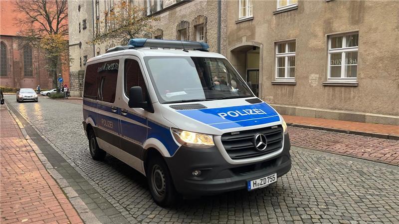 Stader Clan-Prozess: Verteidigung nimmt Zeugen in die Mangel Einsatzfahrzeuge der Polizei umkreisen das Landgericht.