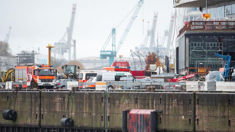 Fünftes Todesopfer nach Gerüst-Unfall in der Hafencity Einsatzfahrzeuge von Feuerwehr und Polizei stehen in der Hafencity auf einer Baustelle.
