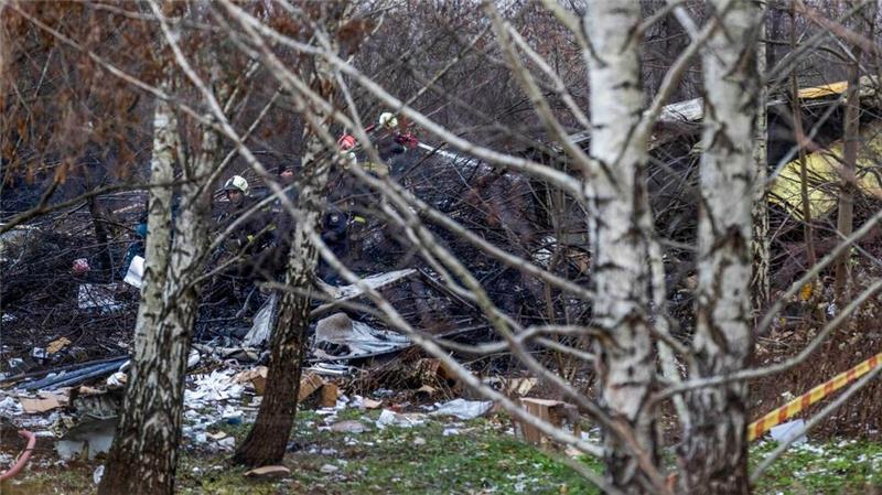 Einsatzkräfte an den Trümmern der abgestürzten Maschine. 
