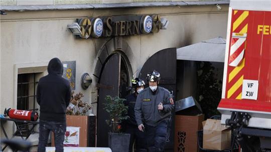 Einsatzkräfte arbeiten am Brandort in Graz.