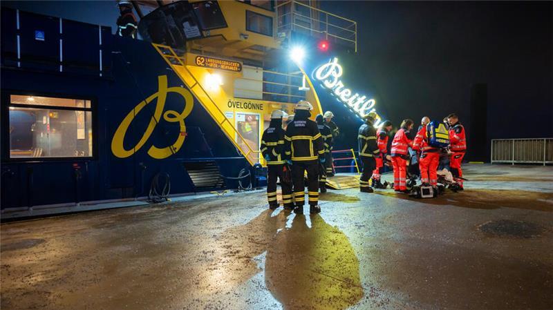 Einsatzkräfte arbeiten auf der beschädigten Fähre, die am Anleger Dockland festgemacht hat.