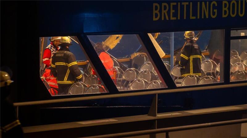 Einsatzkräfte arbeiten auf der beschädigten Fähre, die am Anleger Dockland festgemacht hat.