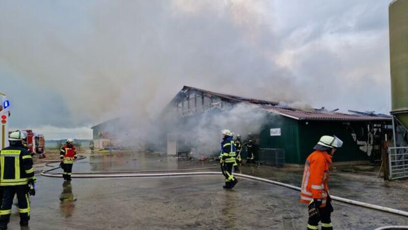 Einsatzkräfte arbeiten unter Hochdruck, um das Feuer zu bekämpfen.