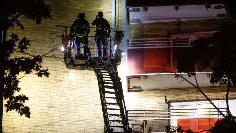 Einsatzkräfte auf einer Drehleiter an einem Hochhaus im Stadtteil Altona, nachdem ein Mann mit einer Schusswaffe einen Großeinsatz ausgelöst hat.