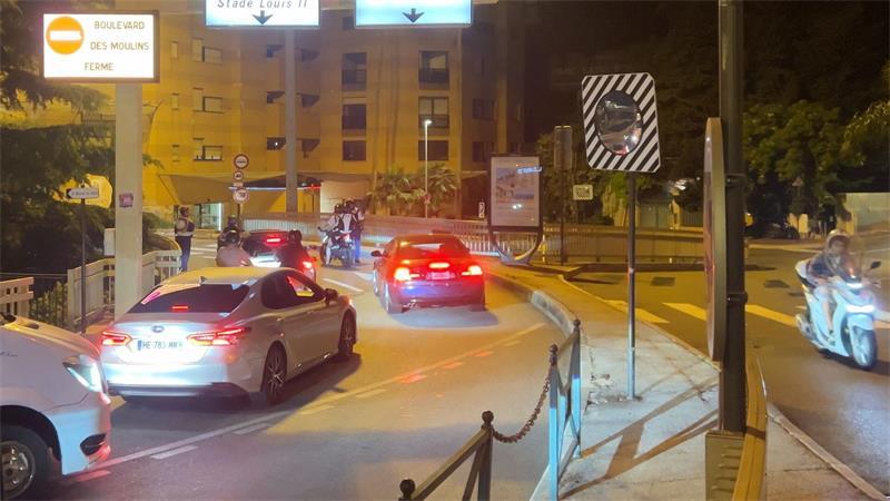 Einsatzkräfte aus Monaco und Frankreich suchen mit Hochdruck nach dem Täter.