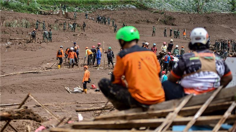 Einsatzkräfte bargen zwei Tage nach dem Unglück weitere Opfer.