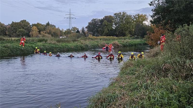 Einsatzkräfte bei der Suche, wenige Minuten vor dem Auffinden des Leichnams in der Ilmenau bei Melbeck.