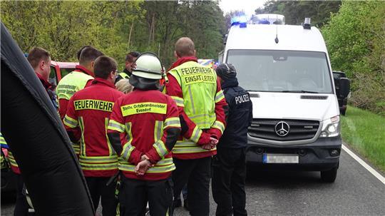 Einsatzkräfte bei der gemeinsamen Lagebesprechung vor Ort.