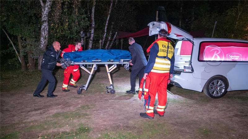 Einsatzkräfte bergen am Fluss Ilmenau die Leiche des vermissten Studenten.