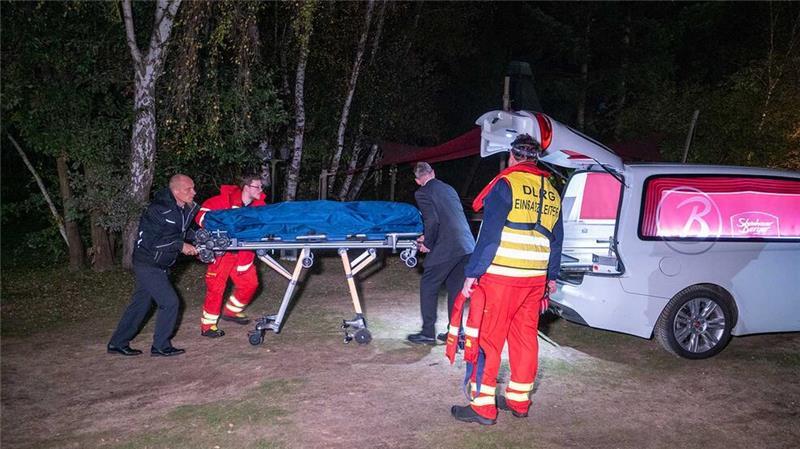 Einsatzkräfte bergen am Fluss Ilmenau eine Leiche. Bei der Suche nach dem Studenten, der nach einer Party im Kreis Lüneburg vermisst wurde, hat die Polizei am Abend die Leiche eines jungen Mannes gefunden.