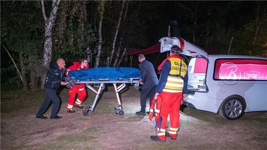 Einsatzkräfte bergen am Fluss Ilmenau eine Leiche. Bei der Suche nach dem Studenten, der nach einer Party im Kreis Lüneburg vermisst wurde, hat die Polizei am Abend die Leiche eines jungen Mannes gefunden.