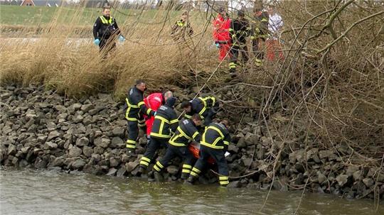 Einsatzkräfte bergen im Stadtteil Ochsenwerder eine Leiche aus dem Uferbereich der Elbe.