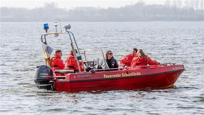 Einsatzkräfte, darunter auch Taucher, hatten am Windebyer Noor nach der Vermissten gesucht. (Archivbild)