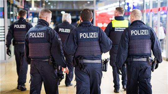 Einsatzkräfte der Bundespolizei gehen durch den Hauptbahnhof Hannover. Bundespolizisten nahmen einen 35-Jährigen dort am Montagabend beim Halt eines Zuges fest. (Symbolbild)