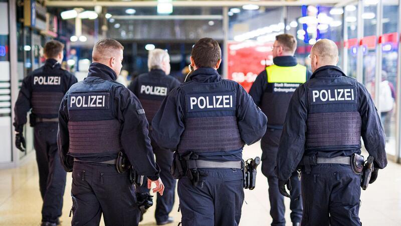Einsatzkräfte der Bundespolizei gehen durch den Hauptbahnhof Hannover. (Archivbild)