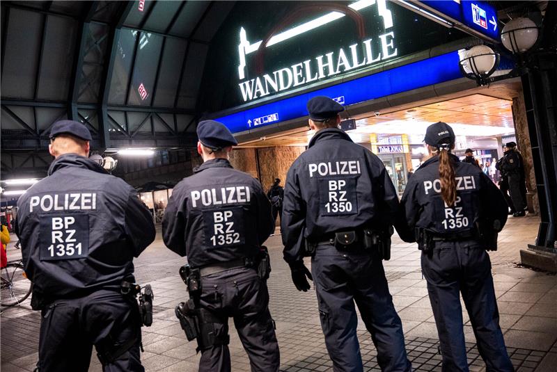 Am Hamburger Hauptbahnhof sind Waffen verboten Einsatzkräfte der Bundespolizei stehen für ein Foto vor dem Hauptbahnhof mit der Wandelhalle zusammen. Die Bundespolizei hat für dieses Wochenende am Hamburger Hauptbahnhof ein temporäres Waffenverbot verhängt. Foto: Daniel Bockwoldt/dpa/Daniel Bockwoldt