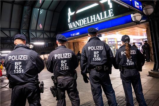Einsatzkräfte der Bundespolizei stehen für ein Foto vor dem Hauptbahnhof mit der Wandelhalle zusammen. Die Bundespolizei hat für dieses Wochenende am Hamburger Hauptbahnhof ein temporäres Waffenverbot verhängt. Foto: Daniel Bockwoldt/dpa/Daniel Bockwoldt
