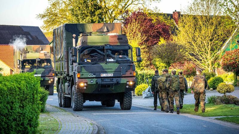 Eine Woche vermisst - Suche nach Arian geht weiter Einsatzkräfte der Bundeswehr laufen durch den Wohnort des vermissten Jungen.
